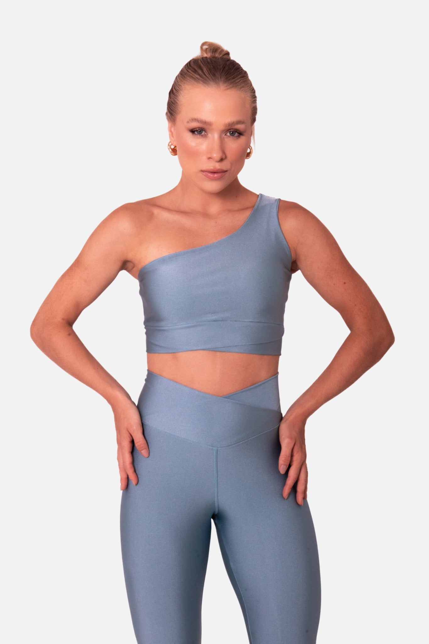 Conjunto com recortes azul cintilante HYRO